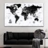 mapa del mundo con chinchetas en blanco y negro